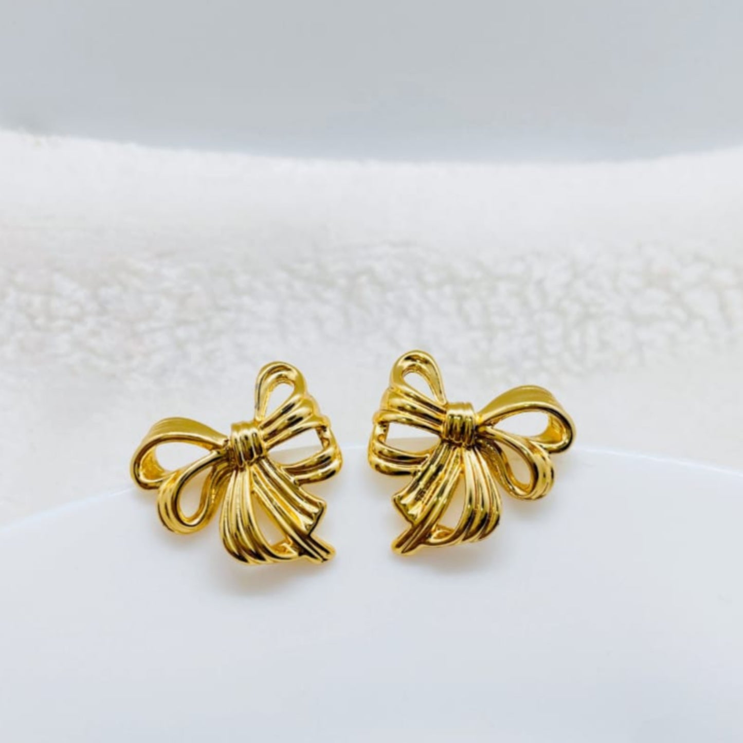 Ribbon Whirl Studs