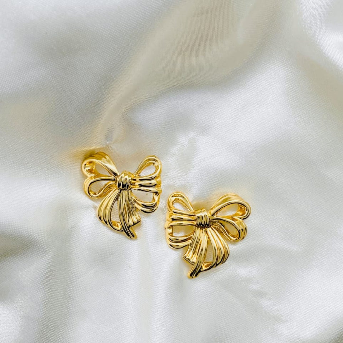 Ribbon Whirl Studs