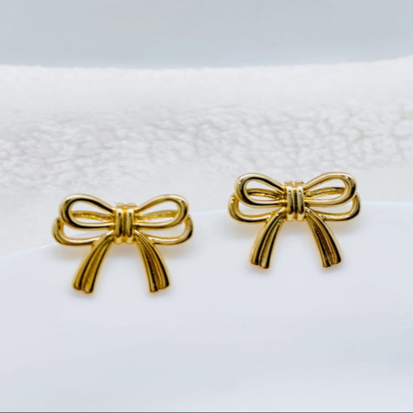 Classic Bow Gleam Studs