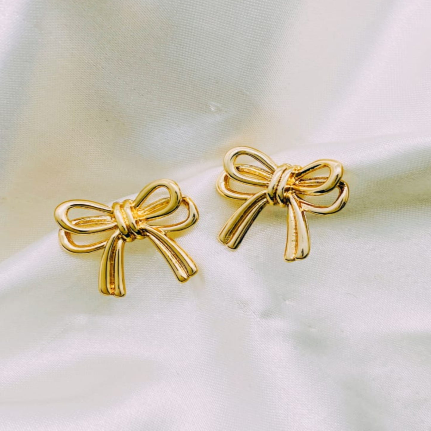 Classic Bow Gleam Studs